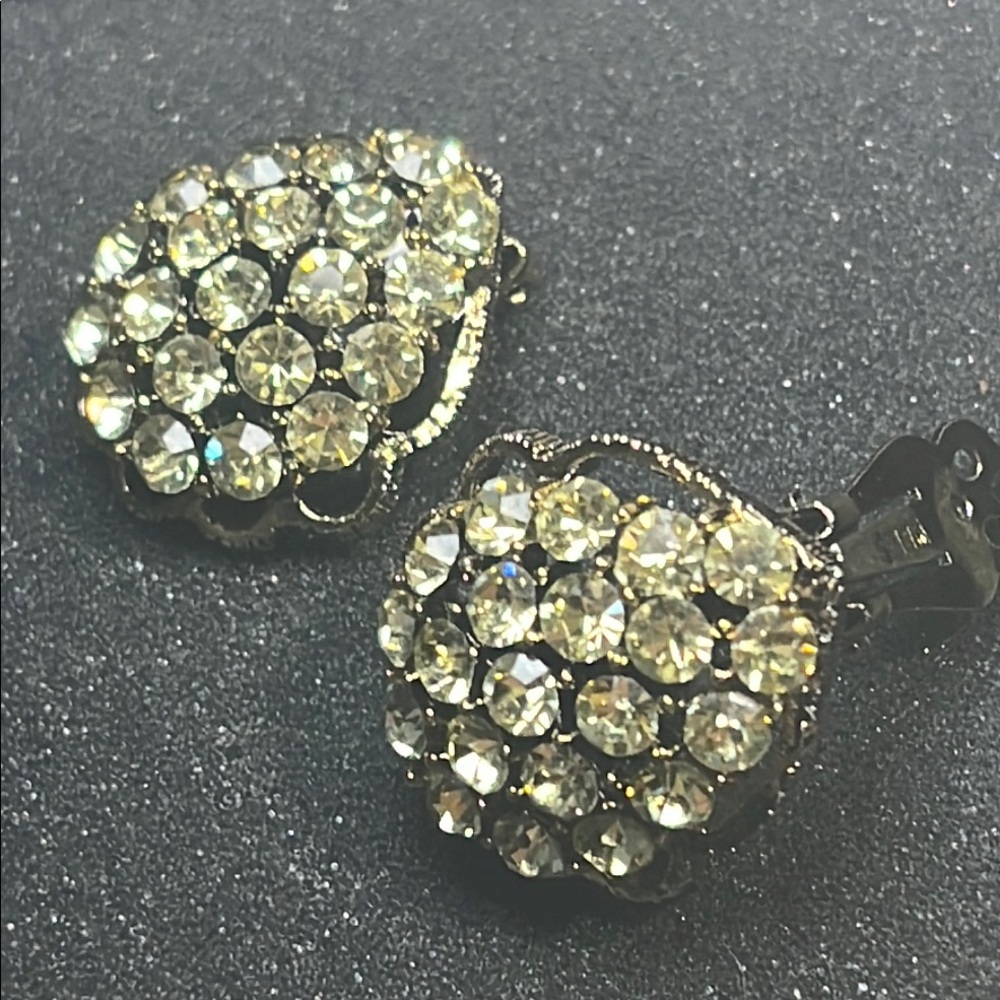 Weiss vintage 1950’s Elegant rhinestones that sparkle Gold tone clip Earrings - Picture 8 of 15
